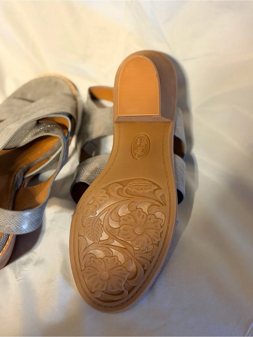 Eurosoft by Sofft Women’s Metallic Silver Criss Cross Comfort Sandals 8.5 NWOT